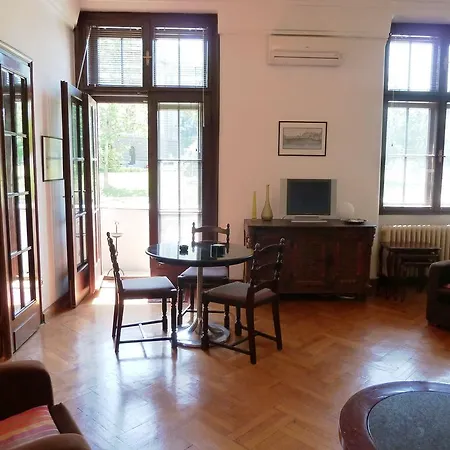 Apartment Parliament Park *